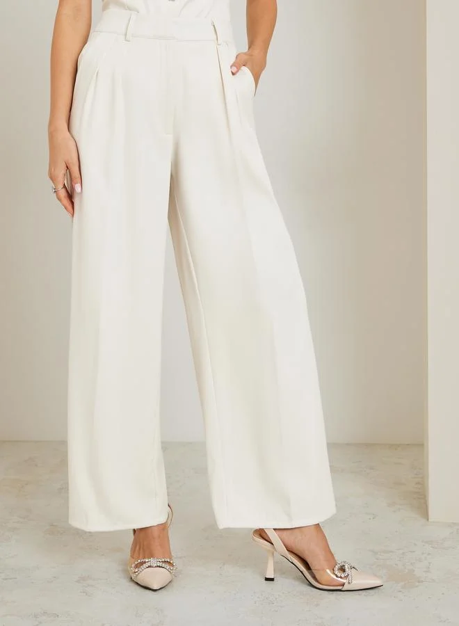 ستايلي بنطلون سكري بكسرات مطوية وساق واسعة